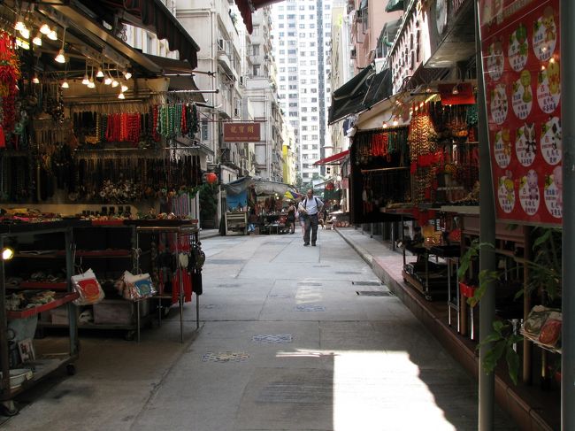 香港島のキャット・ストリート。<br /><br />特に珍しいものはなく、ガラクタ物や骨とう品？？？らしき訳の判らないものを売ってます。<br />一本隣りの通りはハリウッド・ロードで、こちらも興味のないものばかりです。