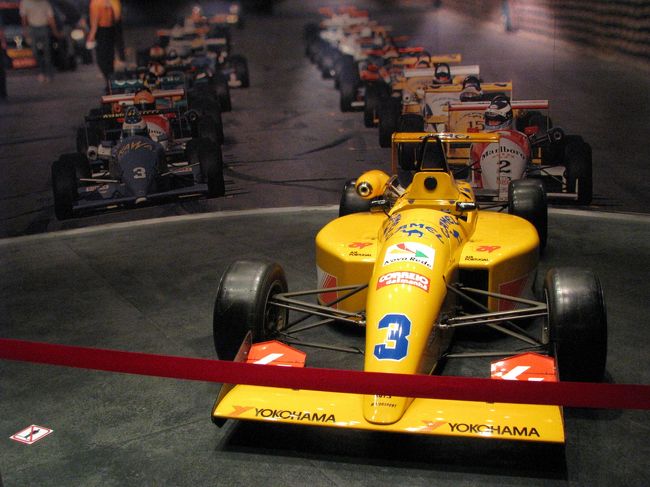 「マカオ・グランプリ博物館」<br /><br />あたかもスタートを待つマシンが並んでいるようなレイアウト