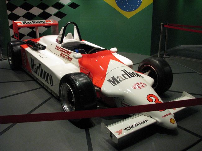 「マカオ・グランプリ博物館」<br /><br />「アルトン・セナ」のマシンです。<br /><br />この他にも「ミュハイル・シューマッハー」のマシンなど20台前後展示されていました。