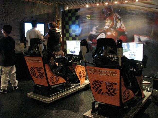 入場券を買うとこのゲーム券と隣りの「マカオ・ワイン博物館」のワイン試飲無料券がもらえますので、ゲームを楽しんでみました。<br /><br />マカオ・グランプリのコースを体験できるゲームです。<br /><br />隣りの「マカオ・ワイン博物館」では、ワイン試飲無料券で「ロゼ」を１杯飲みましたが、おいしかったので有料（10香港ドル）でおかわりしちゃいました。<br />