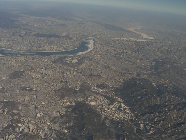 ＯＳＡＫＡ／ＫＡＮＳＡＩ　ＪＬ９７３　１５：２０発<br />　　↓　<br />ＳＥＯＵＬ／ＧＩＭＰＯ　　　　　　　　１７：１５着<br /><br />あっという間に韓国です。<br />ご覧の通り、雪景色で漢江も凍っています。<br /><br />寒そぉぉぉ(>_<)