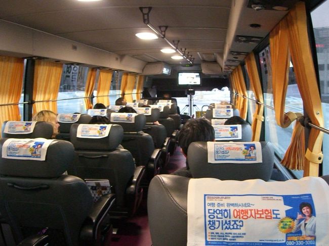 到着口１番出口の前にバス停があります。<br /><br />６００１番のバス。２列と１列のゆったり座れるバスです。<br /><br />到着が夕方だったので、終点の明洞（世宗ホテル前）まで１時間ちょいかかりました。<br />