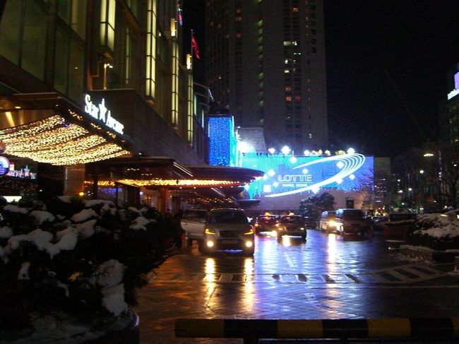 さぁさぁお買物に行きましょう♪<br /><br />新世界百貨店やロッテ百貨店などはキラキラネオン。<br />