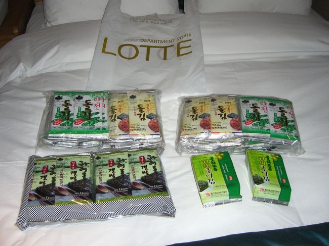 まずは・・・<br /><br />閉店時間が迫っていたので、ロッテ百貨店でいつもの「のり」を買いました。<br /><br />友達に頼まれた分を購入。