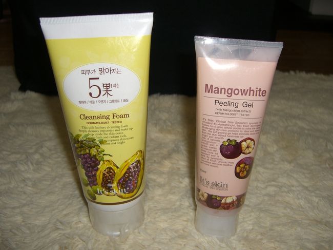 左側の洗顔が人気Ｎｏ１らしいです。<br />美白と保湿の成分入りで「日本人がみんな買っていく」と店員さん談。<br /><br />帰国してから、右側のマンゴスチンピーリングジェルを使用しています。<br />ﾂﾌﾞﾂﾌﾞが気持ちよくって使用後の肌もﾓﾁﾓﾁしてつっぱりません。<br />匂いもキツクなく癒されます（＾ｕ＾）