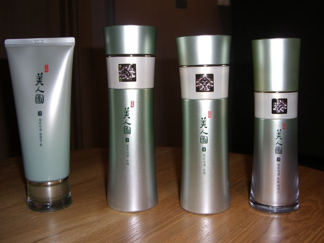 美人図（漢方）−緑色−<br /><br />洗顔フォーム、化粧水、乳液、美容液。<br />美容液以外２，０００円していません。美容液も２，０００円ちょいだったかな？