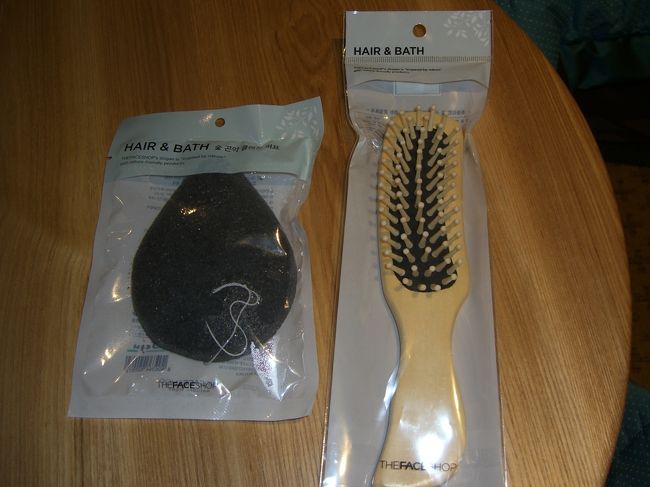 こんなモノも購入しました。<br /><br />左の黒いのは、洗顔用スポンジで湿らせてあります。<br />右のくしは先っぽが丸いので地肌が痛くなくて気持ちいいです。