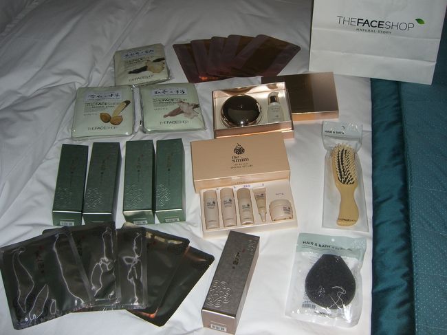 フェイスショップで購入した物ズラーと並べてみました♪<br /><br />‐他にも購入した物‐<br />・いつもの漢方シリーズのマスク３種類１０枚ずつ<br />・でんでん虫のマスク５枚<br />・美人図のマスク５枚<br /><br />