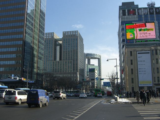 光化門広場からチョンノタワーが見えてます。