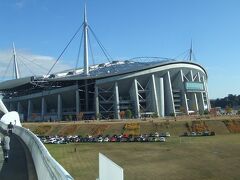 橋を渡ると豊田スタジアムが見えてきました。よく写真などでも見るヨーロッパのスタジアムみたいな雰囲気の建物でした。
