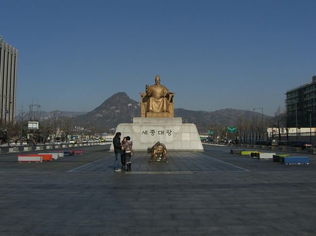 景福宮から南へ伸びる世宗路の光化門広場に世宗大王の銅像。