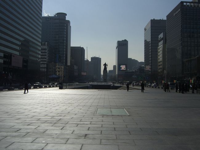 世宗大王から見た南側市庁方面の街並み。