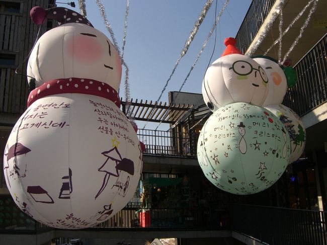 地下鉄に乗ればいいのに３号線景福宮駅〜安国駅を歩いて、仁寺洞へ。<br /><br />サムジギルに宙釣りにされた雪だるまが！！<br />何かかわいい♪