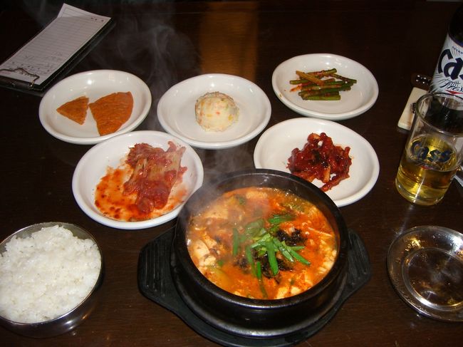 ちょうど１２時半。お腹がすいたので昼食。<br /><br />スンドゥブチゲ（１０，０００ウォン）を頼みました。<br />本場は美味しいです。