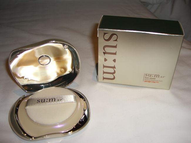 Sun‐away（Baked Essence Sun）３７＄<br /><br />BBクリームやリキッドファンデーションの次や、フェイスパウダーとしても使えます。店員さんに試して頂きましたが、使用感はｽﾙｽﾙ・ｽﾍﾞｽﾍﾞな仕上がりでした。<br />これも早く使用したいですが、バニラコのフェースパウダーがあるのでその次に…♪