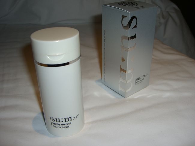 White award（DetoxMask）　３７＄　<br /><br />ブライトニング＋毛穴のディープクレンジング＋お肌の鎮静＝３in１効果<br />酸素気泡が発生し毛穴の奥深い所の老廃物及び汚染物質等を排出させてデトック&amp;ブライトニング機能のウォッシュオフタイプのマスク。<br /><br />早速使いました！<br />塗ったすぐからｼｭﾜｼｭﾜと気泡が発生して、みるみるうちに顔が白い泡に覆われます。毛穴の奥から汚れを浮き出してくれているのがよく分かります。<br />ただ、ｼｭﾜｼｭﾜしっぱなしなので痒いですけど…<br />使用後は確かに肌の明るさが１トーン明るくなります。これは色んな意味で凄い商品です！