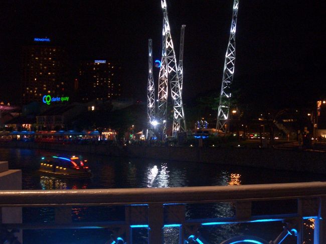 ここからはポピュラーで楽しいシンガポールを。<br /><br />夜のクラークキー辺り。<br />非常ににぎやかなゾーンです。<br />光っているのは逆バンジー！！
