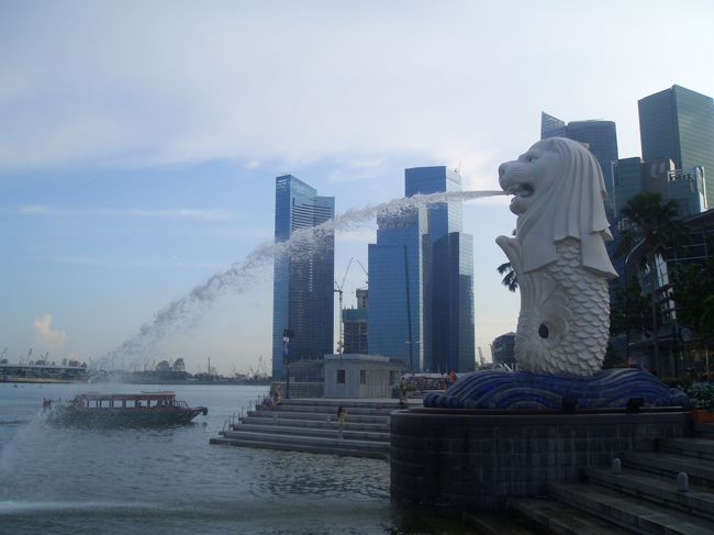 こののちマレーシア・マラッカで2泊し、旅の4日目に再度シンガポール観光です。<br /><br />マーライオン。<br />三大がっかりとか、小さい！とか、あまりよくいわれない子だが<br />私の印象としては思ったより大きかったし、<br />周辺の港や高層ビル群の風景と合わせると、なかなかの見所と思ったな。
