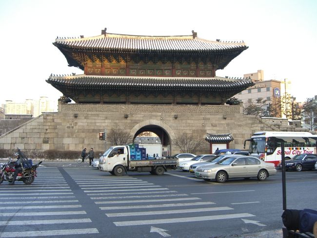 疲れたので、ホテルに戻り２時間程お昼寝をして東大門へお買物。<br />今度は地下鉄で行きました(^^ゞ<br /><br />初めて東大門を見ました！　これは裏側。