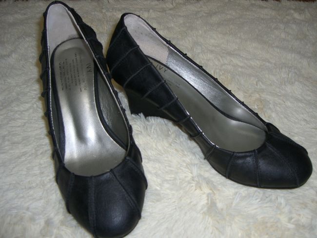 明洞で靴を買いました！<br />２足で１万円していません。<br />