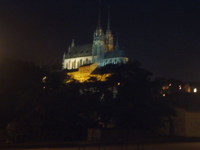 16時過ぎに列車でブダペストを出発、国境を越えてスロバキアに入国。首都ブラチスラバを通りましたが、今回滞在する時間が無かったのでそのまま通過。さらに国境を越えてチェコのブルノに到着したのが21時前でした。<br />ホテルにチェックイン後、せっかく来たのだからブルノの街を散策しました。写真はシュピルベルク城。