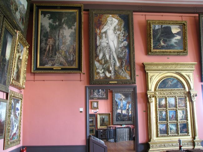 ギュスターブ・モロー美術館<br /><br />建物はこじんまりした建物で、下町の一般住宅が並ぶ通りにありました。<br /><br /><br />「ギュスターブ・モロー美術館」って、大きな看板や案内が無いので、しっかり見ておかないと通り過ぎてしまうかも。<br /><br />個人的にモローの絵画はタッチがおおざっぱなので、あんまり好きではありません。<br />