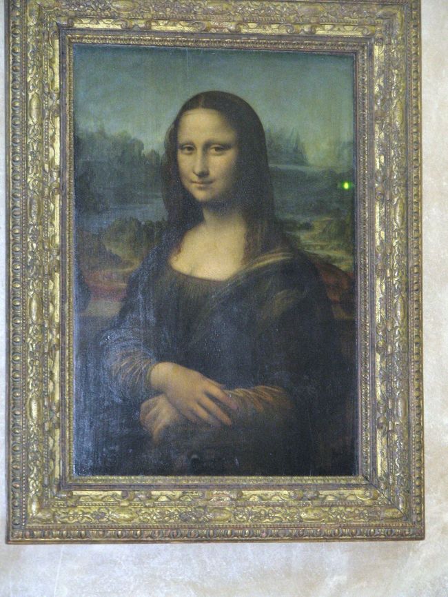 誰もがこの絵画を目当てに訪れることと思います。<br />レオナルド・ダ・ヴィンチの「モナリザ」<br /><br />以前はこの絵画の直前まで近づけましたが、今回は絵画から２ｍ以上離れての観賞でした。<br />ガラスケースに入ってます。<br /><br />