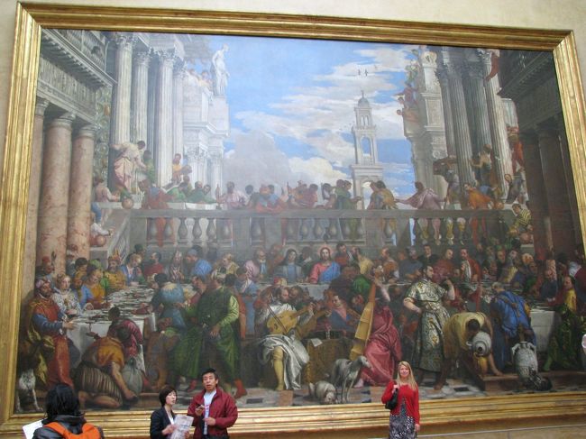 この絵画はヴェロネーゼの「カナの婚礼」です。<br /><br />レオナルド・ダ・ヴィンチの「モナリザ」と同じ部屋に展示されています。<br /><br />見学者と比較して頂ければ判るように、そうとう大きな絵画です。<br />ルーブル美術館の中で一番大きな絵画と思います。