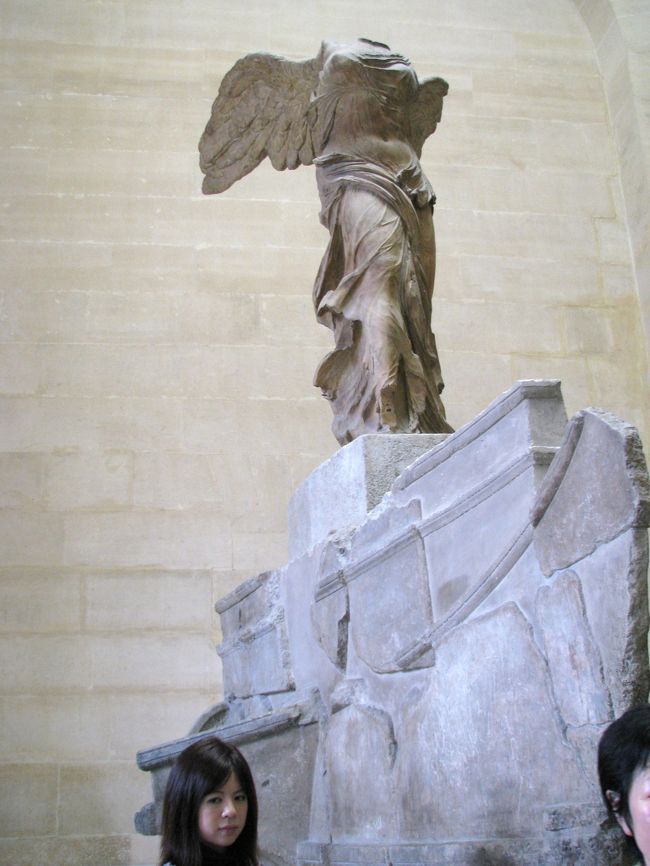 ルーブル美術館<br />「サモトラケのニラ」<br />紀元前１９０年頃の大理石像だそうです。<br /><br />一緒に写っている女性が可愛くて記念撮影。<br />