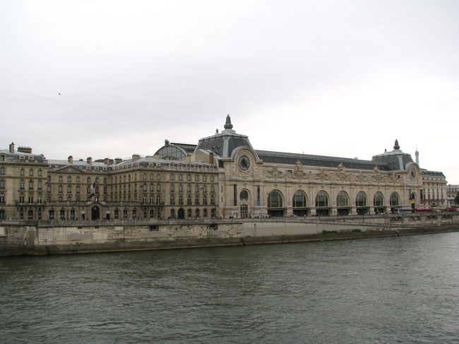 オルソー美術館の建物です。<br /><br />昔は鉄道の駅舎だったそうです。<br /><br />レンガ造りの東京駅よりも大きいかも？<br />