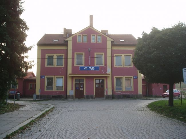 10月7日<br /><br />ブルノ発早朝6時発のバスで約2時間後の朝8時にテルチに到着。これでこの旅行7日のうち3日が早朝出発もしくは夜間移動というタイトなスケジュールです。写真の鉄道テルチ駅で荷物を預けました。