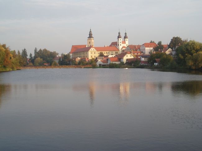 イエスズ教会や聖ヤコブ教会の尖塔が池の水面で反射して、本当に素晴らしい光景！絶句します！