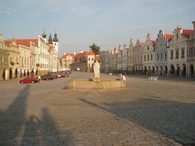 メインのサハリアーシュ広場に出ました。可愛らしいカラフルな建物が立ち並ぶ広場です。朝日がちょうど良く当たってまたまた素晴らしい光景です！