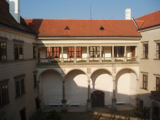 豪華さはないですが、回廊など美しいです。