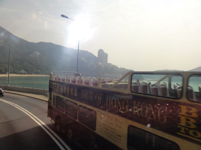 またあのオープントップバスとすれ違いました<br />このバスは観光用路線バスだから何本も走ってるんですよね<br />あちこちで何度も見かけましたが、これもお客さんいない〜<br /><br />でもこのお天気じゃ昼間にオープンバスは暑すぎかも<br />直射日光にあたって日焼けサロン状態になっちゃいそう・・・<br />（日焼けサロン行った事ないからわからないけどー）