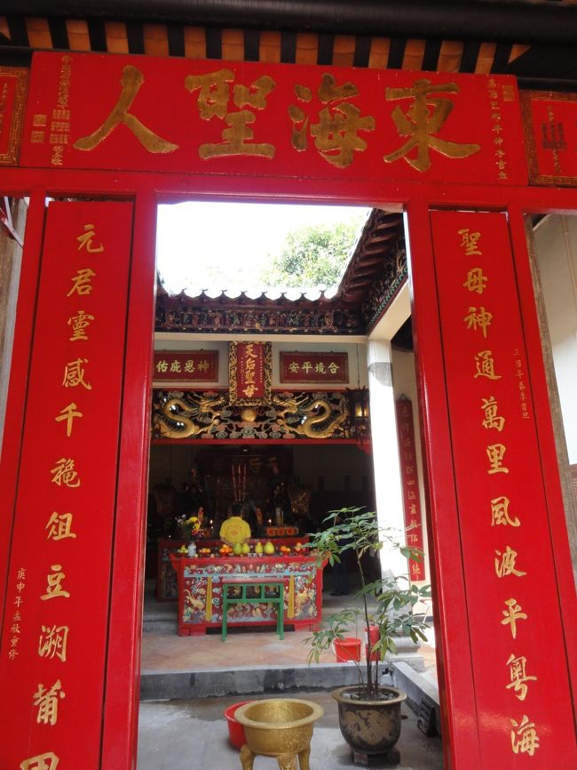 小さいけれど、趣のあるお寺です<br />1767年赤柱（スタンレー）漁民によってこのお寺の基礎が建造されたと書いてありました<br /><br />こちらの古い建物はこうして中庭のようなものがあるものが多いようです<br />やっぱり採光のためなのかな