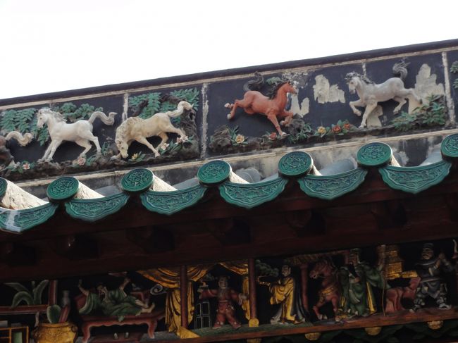 そして吹き抜けの屋根のまわりにはたくさんの馬<br />馬ってめずらしい気がしますが・・・