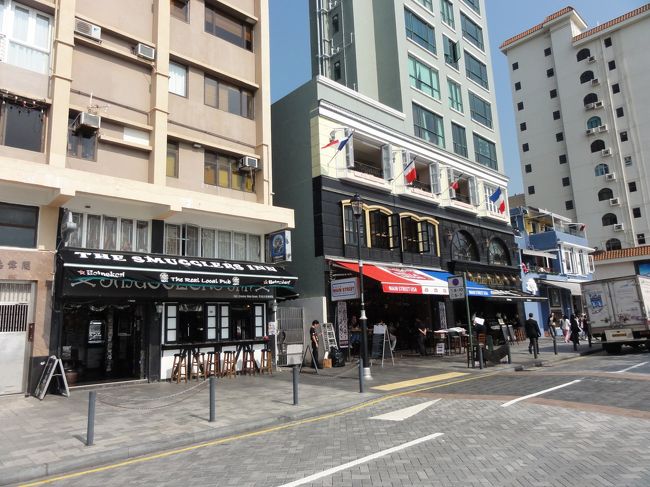 スタンレーのレストラン街ですね<br /><br />欧米人らしきお客様が多いみたい<br />レストランもみな洋食系ですね