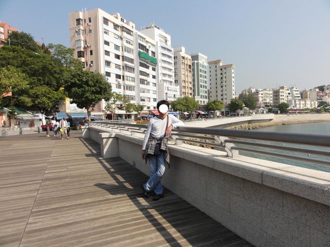 マレーハウス見学を終えたのでスタンレー市場の方へ行ってみます<br /><br />このあたり道は木で出来ています<br /><br />