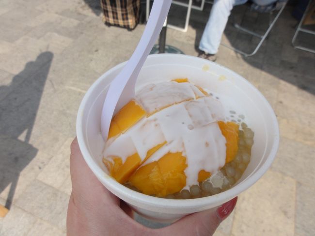 来ました〜<br />カキ氷の上にたっぷりのタピオカ、その上にまたたっぷりのフレッシュマンゴー、そして濃厚なミルク掛け<br /><br />おいしーい♪<br /><br />マンゴーが最高の熟し加減で容器が深いのですべてがたっぷり入っててなかなか食べ切れなかった〜<br />これも超お値打ちのＢ級グルメでした！