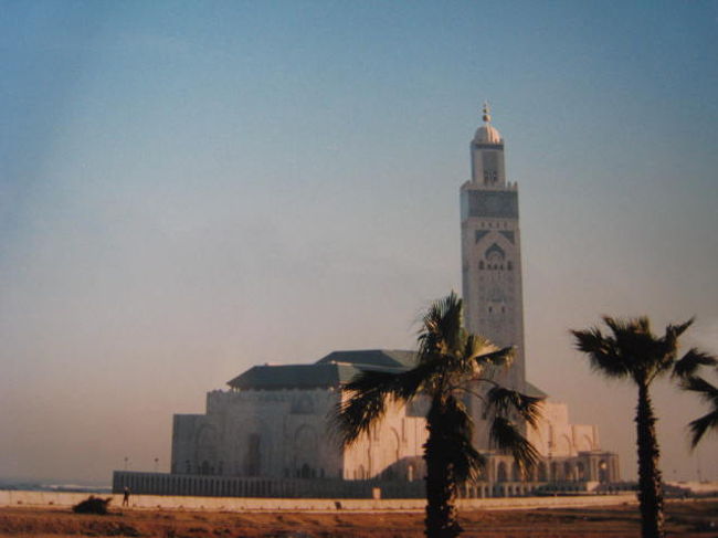 バスで海沿いを走り、ハッサン２世モスクへ。