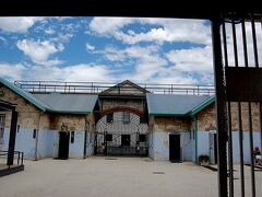 旧フリーマントル刑務所。

「フリーマントルを見渡せる丘の上に建てられた刑務所は、1991年まで実際に使用されていた。その堂々たる建物は、136年の間フリーマントルを監視し続けた。その間、およそ9000人の囚人が、囚人労働をして過ごした。」

フリーマントルはそんなに大きな町ではないので、2時間程ぐるっと歩いて周ったらもう特に観光するところがなくなってしまうぐらい（博物館はあるけれど）。
というわけで、時間もまだあるし、とりあえず行ってみよっか〜という軽い気持ちで来てみました。
でも、実際に行ってみたら、ここは絶対行くべき！
すごくおもしろかったです！（暗い歴史を持つ刑務所に対して「おもしろい」という表現は不謹慎かもしれませんが…）

「Fremantle Prison」
http://www.fremantleprison.com.au/Pages/default.aspx