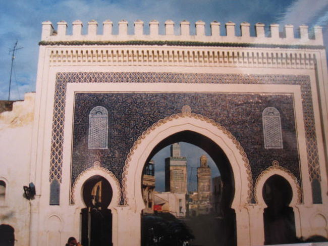 ブー・ジュルード門。<br />門の奥にはふたつのミナレットが見えます。