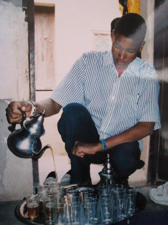 ここアイト・ベン・ハッドゥは世界遺産ながら人が住んでます。<br />ツアーの皆さんへミントティーが振舞われました。<br />甘くて美味しいよ。