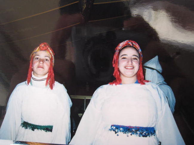 夕食を食べながらファンタジアショー。<br />巨乳娘が席のすぐ横でダンシング。パパは思わずお小遣いをあげてしまいました。