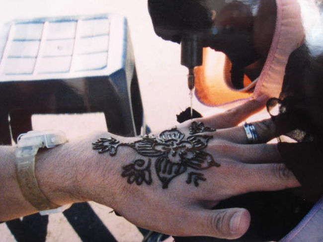 せっかくなのでヘナ体験。確か１US＄。<br />アルバムで見本を見せられ好みの模様を書いてもらう。<br />ひんやり冷たくて、乾くとポロポロと落ちた。<br /><br />コレを書いてくれた女性が日本茶のペットボトルを見つけ、飲ませて欲しいというので飲ませてあげたらブワーっと吐き出してた。<br />日本のお茶には砂糖が入ってないからねぇ。