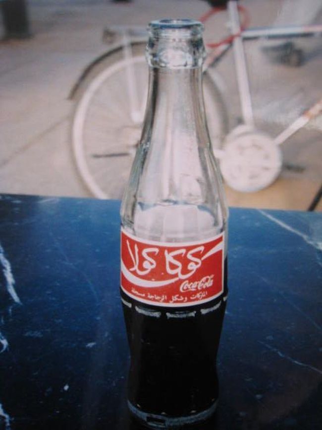 コーラ。<br />文字は違えど模様は世界共通。もちろん味も同じ。