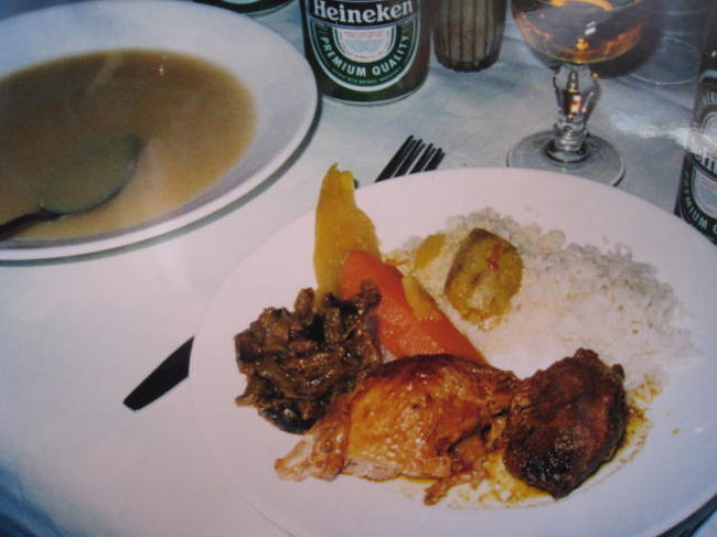 ワルザザードのホテルで夕食。<br />鶏肉が良く出てきたように思う。<br /><br />たしか、ここの街中にあるスーパーの店員が加藤茶に激似で<br />「カトチャン、ペ」とか自分で言ってたっけ。<br />日本人に大人気です。