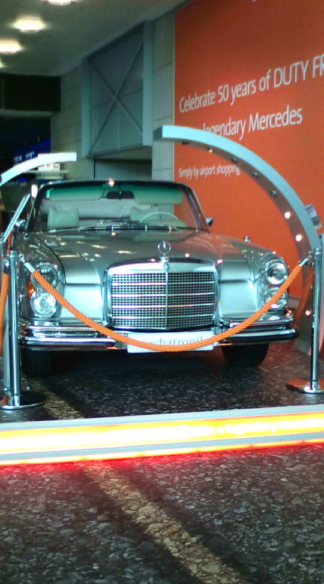 フランクフルト空港に展示してあったベンツ〜！<br />何か特別なベンツだったんでしょうか？？ドイツ語読めず…<br />車好きな私は、このあと空港からのバス移動中も道行くドイツ車に釘づけ。かっこいいなぁ。