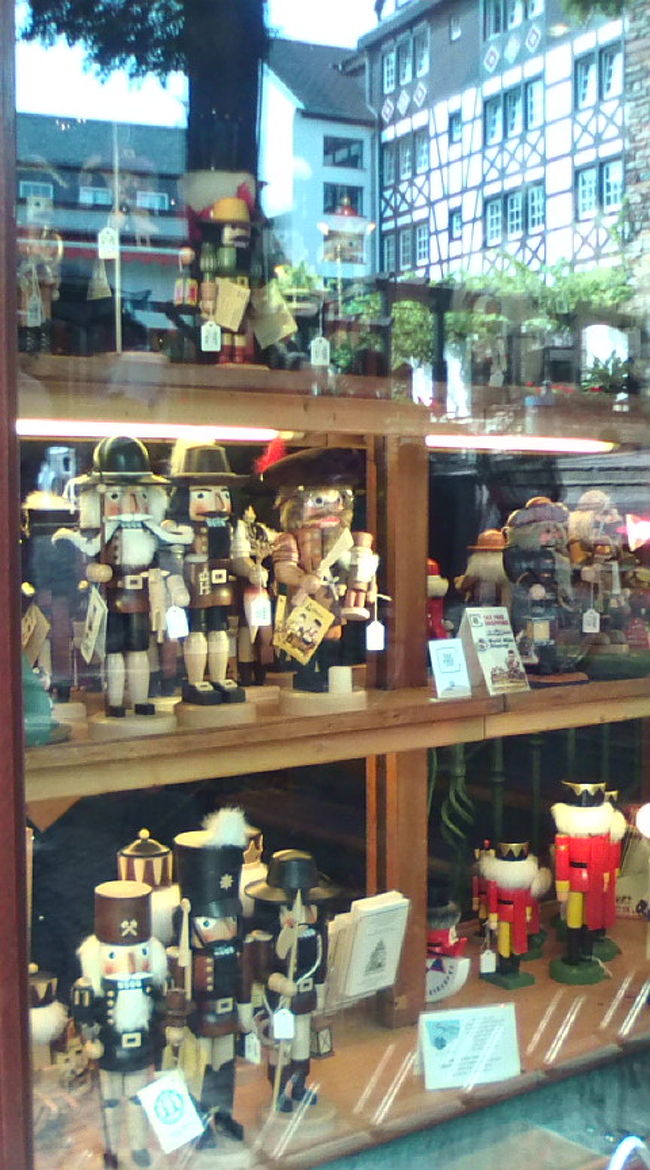 つぐみ横丁を登っていったところにニーダーヴァルトの丘行きのゴンドラがあります。ゴンドラ乗り場の近くに、くるみ割り人形のお店が☆　<br />ほ、欲しい…　でもでも家のどこに飾るというの？？と悩んだ挙句、写真だけとることに（。。;）<br />でもすごくかわいかったな〜